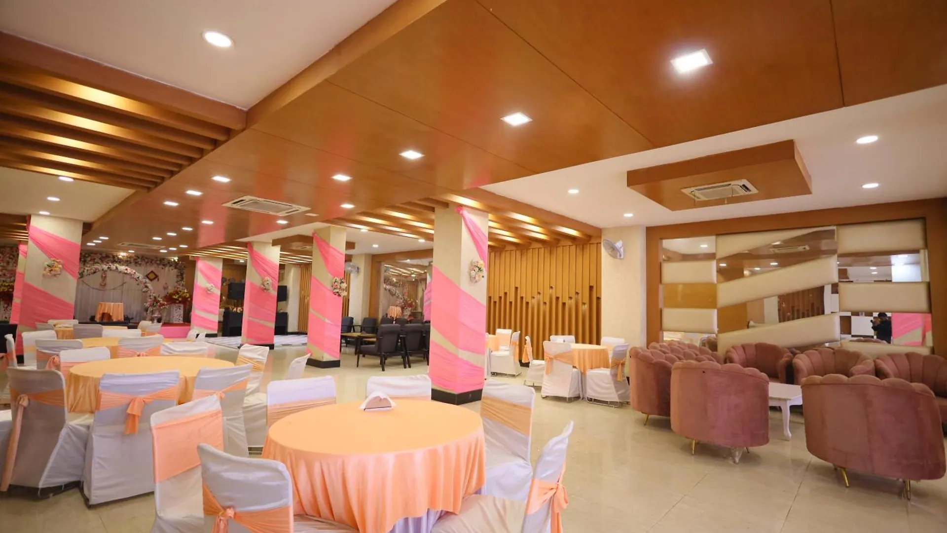 Hotel Wedlock Premium Huda City Γκουργκάον