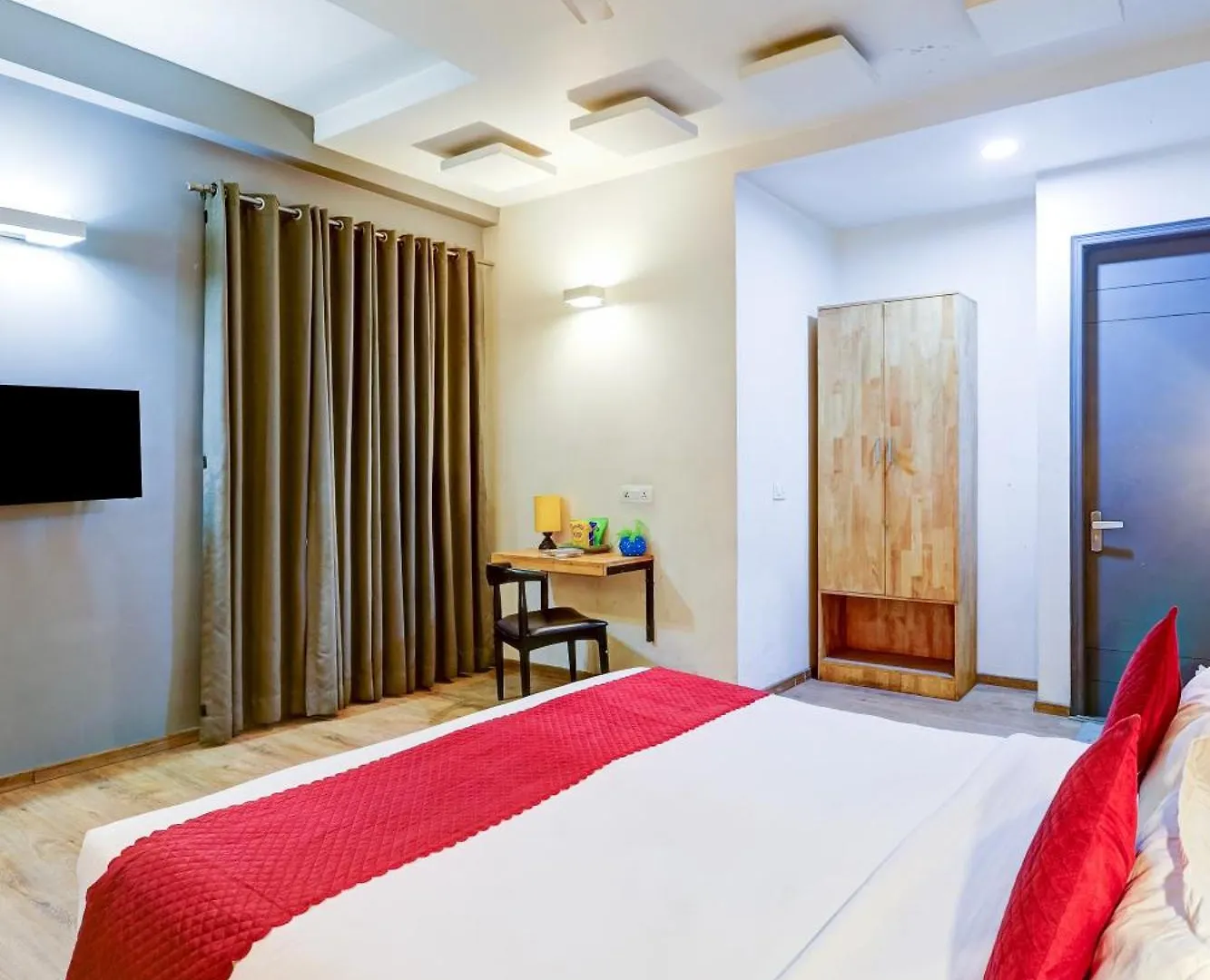 Hotel Wedlock Premium Huda City Γκουργκάον 0*,