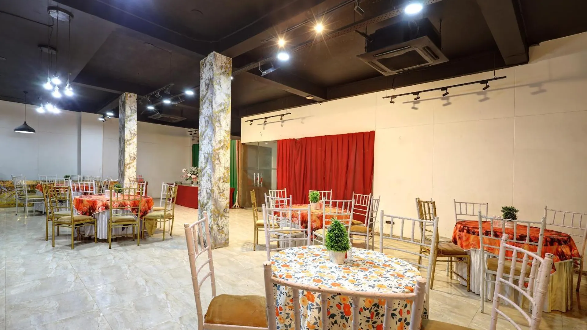 Hotel Wedlock Premium Huda City Γκουργκάον