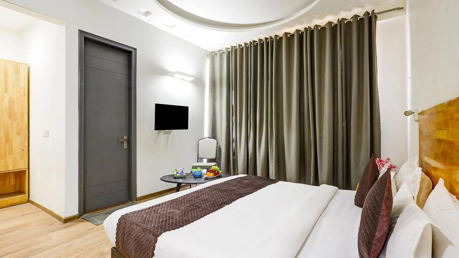 Hotel Wedlock Premium Huda City Γκουργκάον