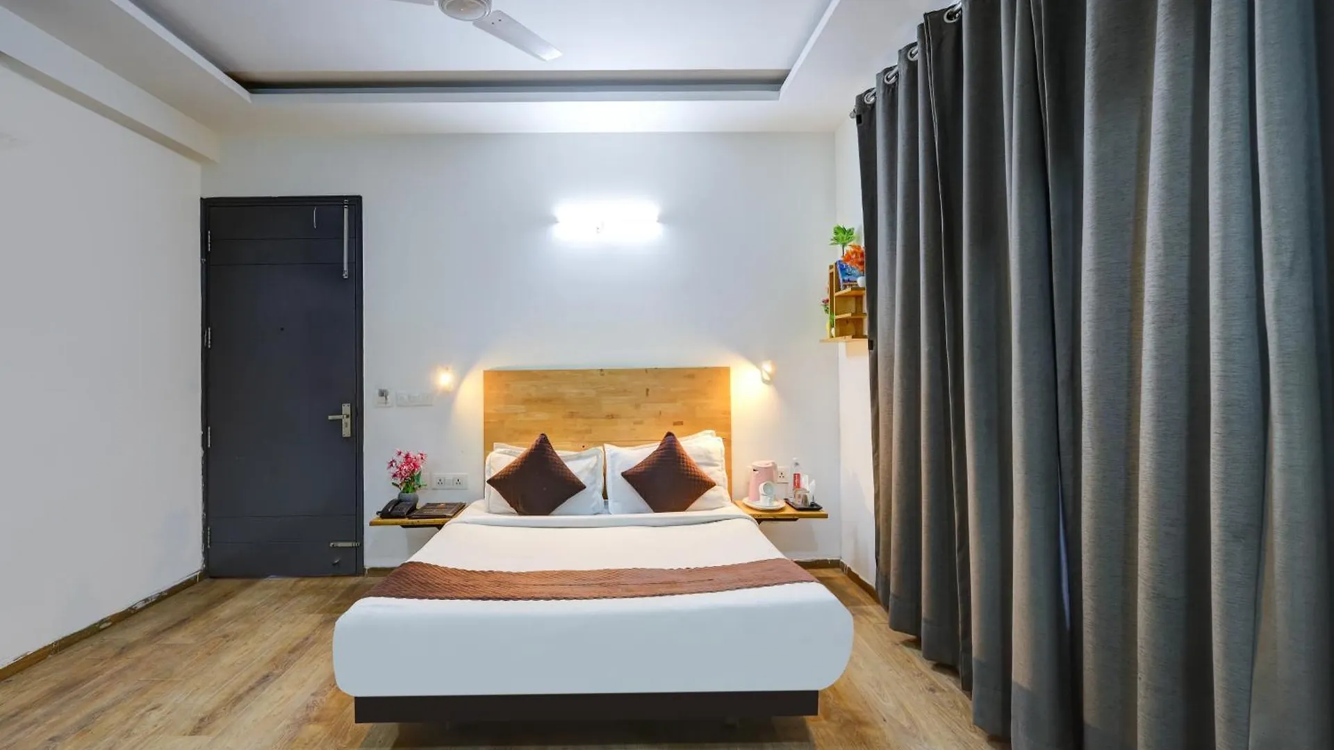 Hotel Wedlock Premium Huda City Γκουργκάον 0*,  Ινδία